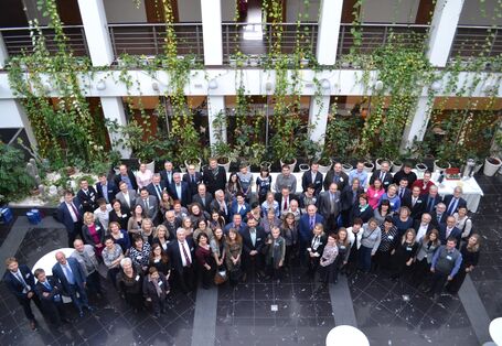 Gruppenbild der Teilnehmer, von oben auufgenommen