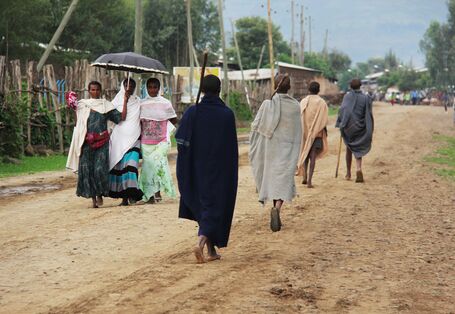 Menschen auf einer Straße in Äthiopien