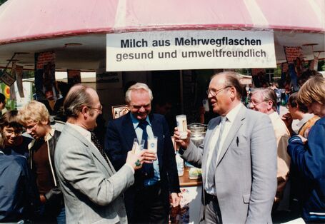 UBA-Präsident von Lersner vor dem Stand „Milch aus Mehrwegflaschen gesund und umweltfreundlich“ auf dem Umweltmarkt zum Tag der Umwelt 1981 am Dienstsitz Berlin- Bismarckplatz.