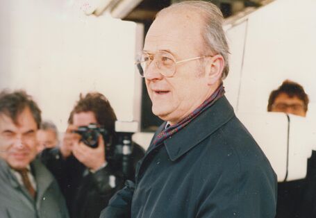UBA-Präsident Heinrich von Lersner demonstriert 1988 an einer Tankstelle in Berlin-Tempelhof das Gaspendelverfahren zur Rückführung giftiger Benzoldämpfe.