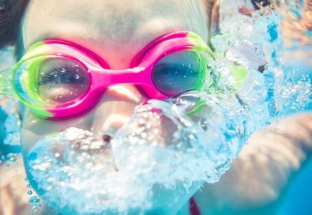 Kind mit Schwimmbrille