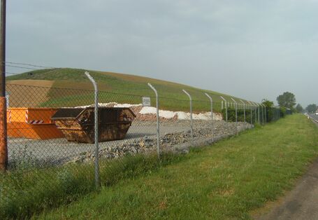 Begrünte Deponie, eingezäunt