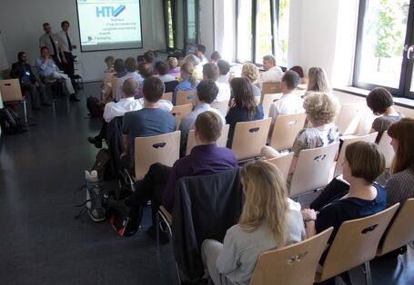 Blick zur Leinwand und auf die Teilnehmer der Arbeitsgruppe I