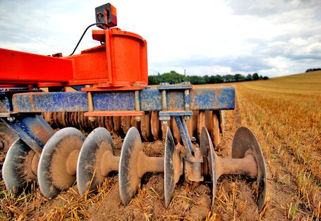 Bodenbearbeitung mit Landmaschine