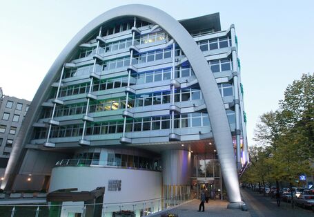 Ludwig Erhard Haus, Facade