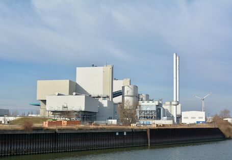 Müllheizkraftwerk am Fluss
