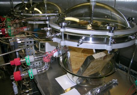 Spanplatte befindet sich in einer Prüfkammer, um schädliche Substanzen zu ermitteln