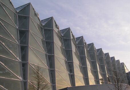 Glasfassade des Umweltbundesamtes im Schnee