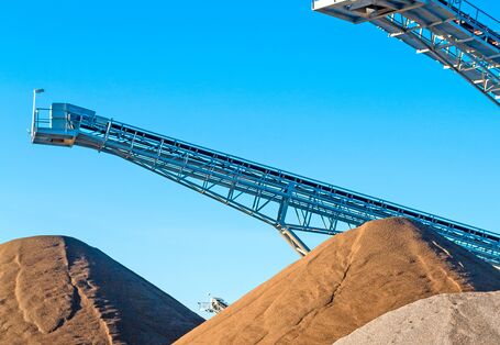 Drei Halden mit verschiednem Schüttgut und Förderbänder