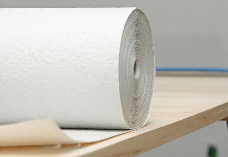 Raufasertapete auf Tapeziertisch