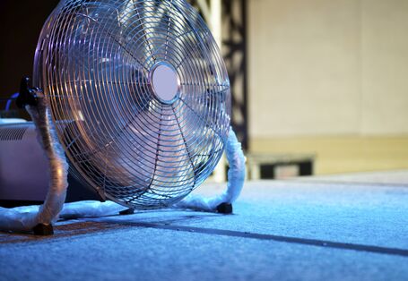 Ventilator steht auf dem Fußboden