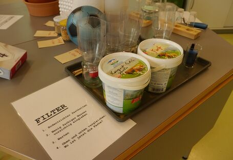 Blick auf einen Tisch der Ausstellung mit verschiedenen Utensilien