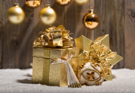 golden eingepackte Geschenke und goldene Weihnachtsbaumkugeln