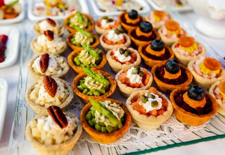 Schmackhafte Desserts an einem Buffet.