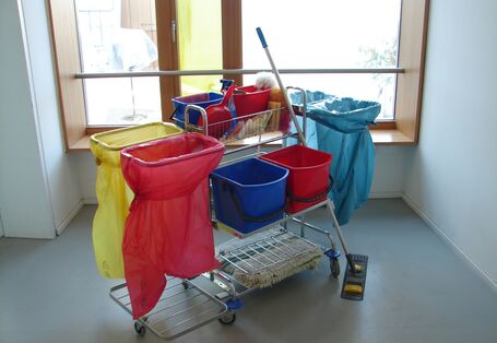 Wagen mit Reinigungsmitteln und -zubehör
