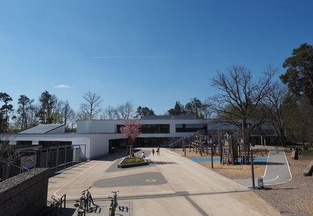 Gebäude der Grundschule sowie Außengelände