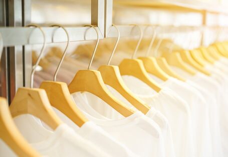 weiße T-Shirts auf Kleiderbügeln