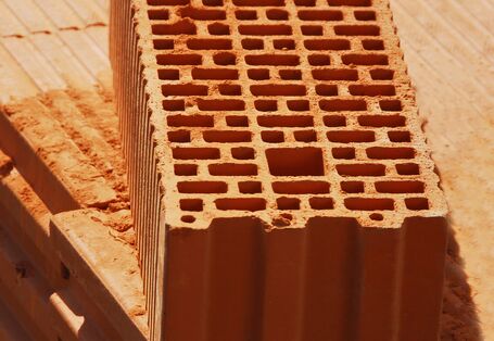 Großaufnahme eines Tonziegels.