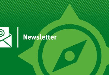 Schriftzug Newsletter mit KomPass-Logo sowie Briefumschlag mit @-Zeichen