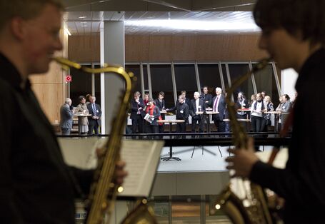 Zwei Saxophon-Spieler im Vordergrund, im Hintergrund der Empfang der Preisträger