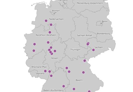 Die Karte zeigt die räumliche Verteilung der PRTR-berichtspflichtigen Eisenmetallgießereien im Jahr 2023. Die meisten dieser Betriebe liegen in dem Bundesland Bayern.