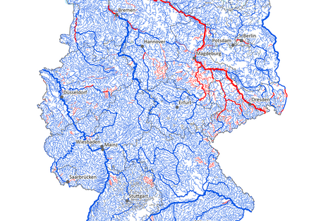 Die Karte zeigt den Vergleich der Umweltqualitätsnorm mit den Konzentrationen in den Wasserkörper der deutschen Fließgewässer für die bereits 2008 geregelten Stoffe mit unveränderter Umweltqualitätsnorm im Zeitraum 2016-2019 ohne die Bewertung von Quecksilber.  In 96 % Wasserkörper wurden danach keine Überschreitungen (blau) und 4 % mindestens für eine Umweltqualitätsnorm eine Überschreitung (rot) festgestellt. 