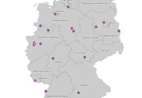 Die Karte zeigt die räumliche Verteilung der berichtspflichtigen PRTR-Betriebe der Roheisen- und Stahlerzeugung im Jahr 2023. Die meisten dieser Betriebe liegen im Bundesland Nordrhein-Westfalen.