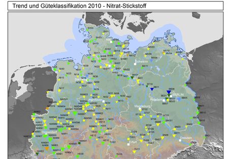 Die Nitratkonzentration in Bächen und Flüssen Deutschlands hat in den Jahren 1991 bis 2010 an vielen Messstellen leicht abgenommen oder ist gleich geblieben. An wenigen Messstellen hat die Nitratkonzentration zugenommen.