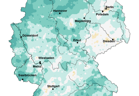 Deutschlandkarte: Im Vergleich zum Normalwert 1971-2000 liegen die Niederschläge in Deutschland fast überall deutlich höher. Ein Überschuss von +25 % bis +50 % zeigt sich vor allem im nördlichen Teil Deutschlands. Entlang des Rheins und im nördlichen Teil Baden-Württembergs liegt das Niederschlagsdefizit bei -5 % bis – 15 %.