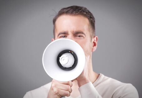 Viele Menschen sind täglich hohen Schallpegeln ausgesetzt. Dies kann Auswirkungen auf die Gesundheit haben.