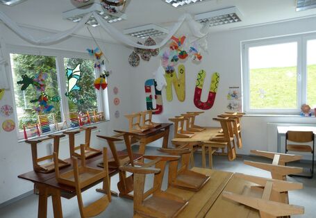 Klassenraum mit hochgestellten Stühlen