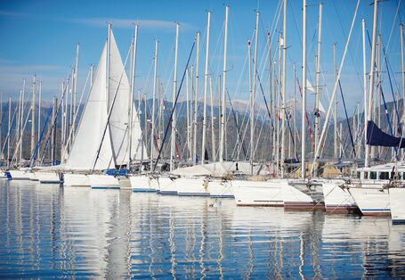 Blick in eine Marina mit mehreren Segelbooten