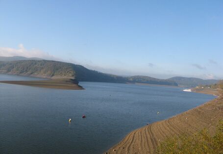 Blick von der Edertalsperre nach unten auf den Stausee