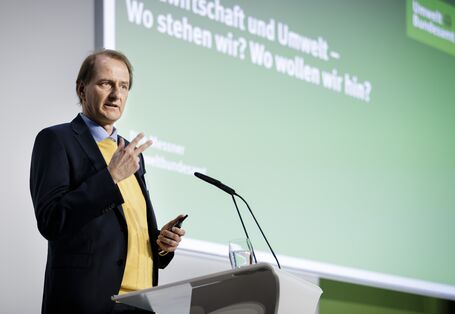 Ein Mann steht an einem Pult