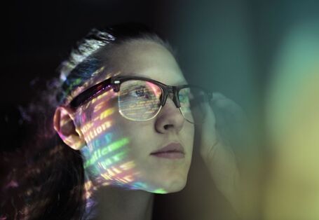 Eine Frau schaut auf einen Computerbildschirm