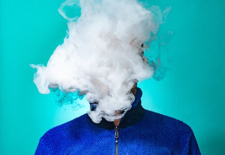 Ein Kopf in einer Rauchwolke