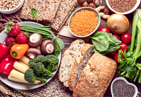 Vollkornbrot und Gemüse