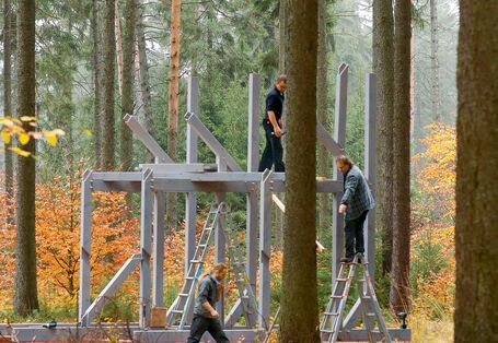 Drei Brücken“.  Aufbauansicht Installation in Dresdner Heide, 2014. 