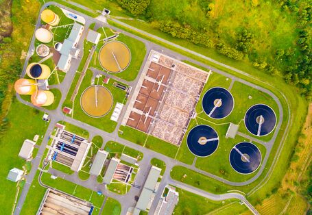 Eine Kläranlage aus der Luft