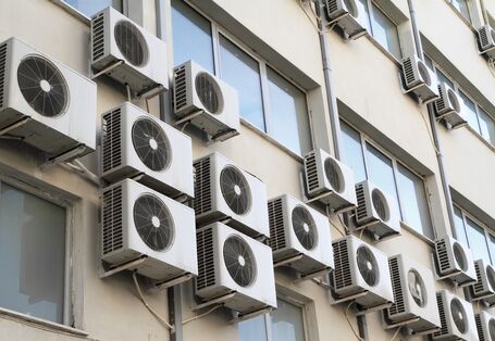 Klimaanlagen an einer Hauswand
