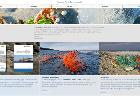 Startseite der Website "Runder Tisch Meeresmüll" mit einem Foto einer Strandkrabbe, die in einer kaputten Plastikflasche am Strand sitzt