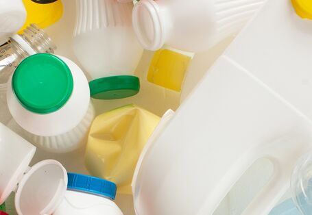 Verschiedene Abfallarten: Glas, Papier, Metall und Kunststoff