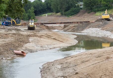 Baugeräte in einem Fluss