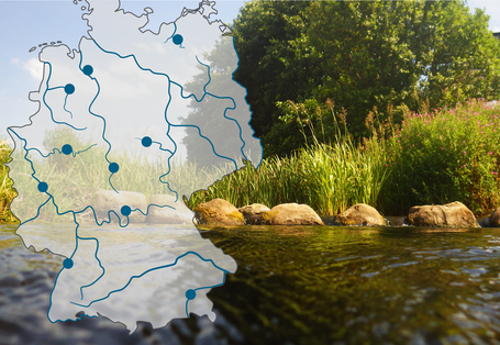 Ein renaturiertes Gewässer und eine Deutschlandkarte