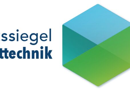 Das Bild zeigt das Logo des Qualitätssiegels Raumlufttechnik. Es besteht aus dem Schriftzug selbst und rechts daneben einem Sechseck, das auf der Spitze steht und in Blau- und Grüntönen gefüllt ist.