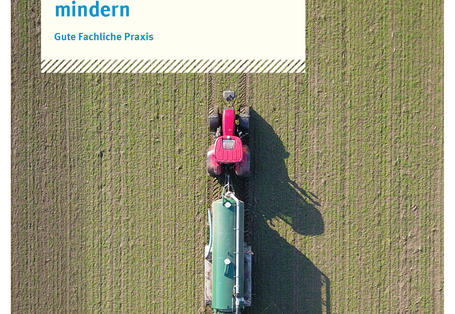 Traktor bei der Feldarbeit