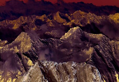 Schneebedeckte Berge mit Wolken.