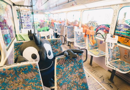 Bunte Sitze in der Straßenbahn in Chemnitz