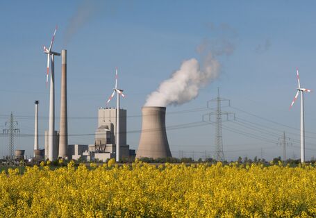 Foto mit Kraftwerk und Windrädern