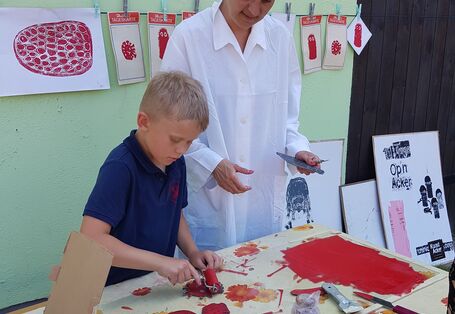 Junge bastelt an einem Tisch